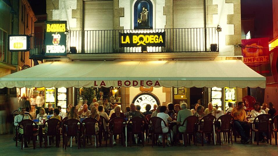 In Bars und Bodegas genießen Urlauber Gutes aus Spaniens Küche, wie hier in Lloret de Mar. Auch daheim beim Nachkochen kann es eine Portion Paella und dazu ein Glas Rotwein schaffen, die Erinnerung an schöne Ferientage in Spanien wachzuhalten.