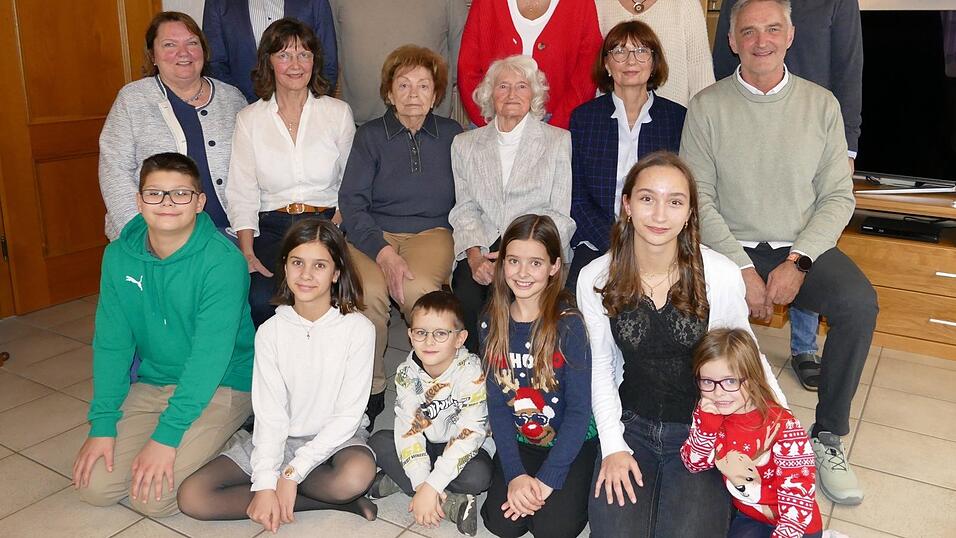 Jubilarin Elisabeth Matzke im Kreise ihrer Familie und der Gratulanten bei ihrem 100. Geburtstag