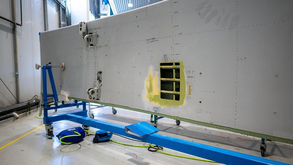 Nach einem zerplatzten Reifen ist eine Landeklappe schwer besch&auml;digt.