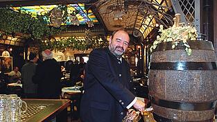 Wirte-Legende Putzi Holenia im Paulaner im Tal (er betrieb das Lokal bis 2020): Nach einem Betrugsfall hat die Polizei im Jahr 2014 sechs Personen festgenommen. Wirte-Legende Putzi Holenia im Paulaner im Tal (er betrieb das Lokal bis 2020): Nach einem Betrugsfall hat die Polizei im Jahr 2014 sechs Personen festgenommen.