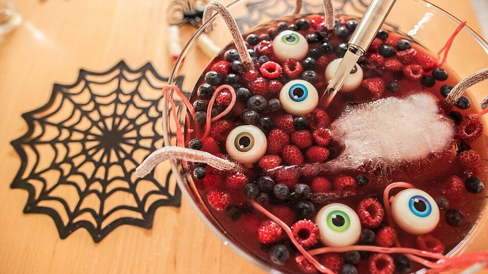 Eine Halloween-Bowle mit Beeren, schwebenden Augäpfeln und Gummischnüren. Wohl bekomm's!