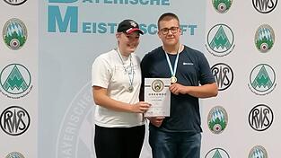 Gewannen als Mixed-Team die Bayerische Meisterschaft der Junioren 1 in 'Flinte Trap': Lea Blank und Nico Schwarzländer von der Schützengesellschaft Hubertus Haidlfing. Gewannen als Mixed-Team die Bayerische Meisterschaft der Junioren 1 in 'Flinte Trap': Lea Blank und Nico Schwarzländer von der Schützengesellschaft Hubertus Haidlfing.