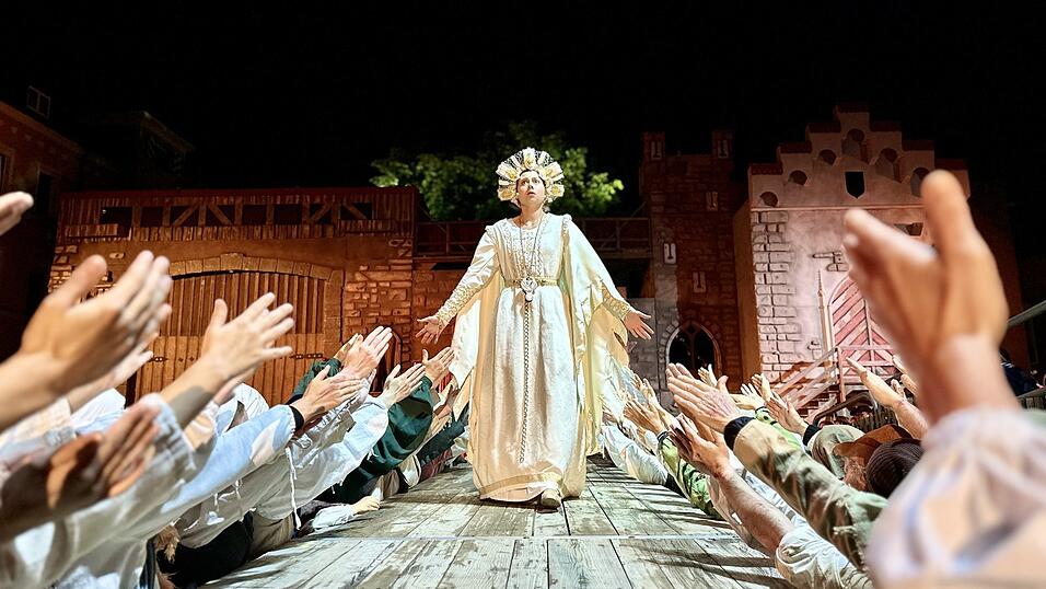 Eindr&uuml;cke von der Gruppe 'blau', die am Freitagabend die Drachenstich-Premiere gespielt hat.