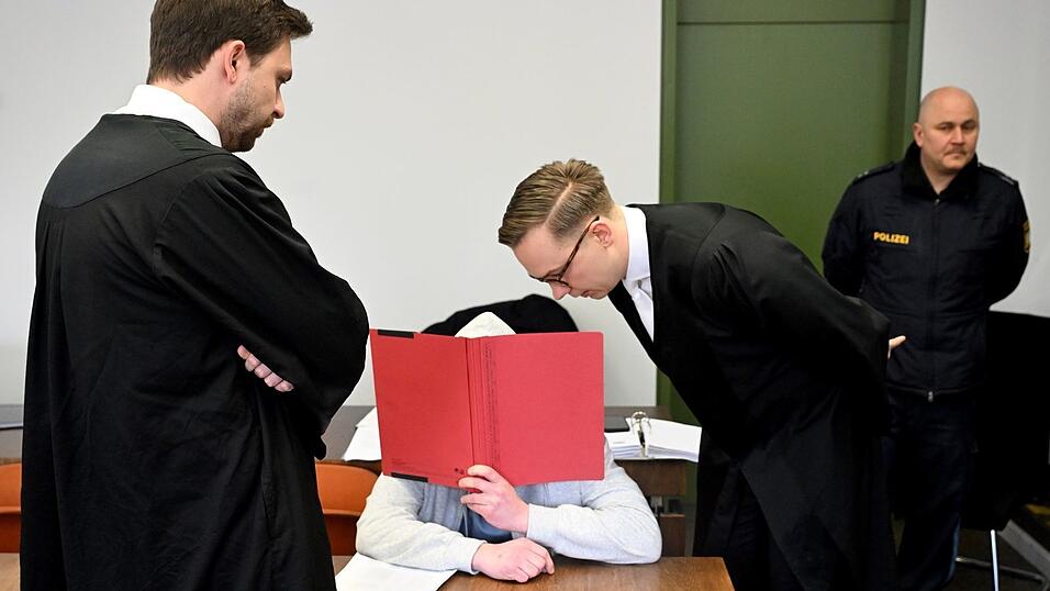 Der Angeklagte mit seinen Anw&auml;lten. (Archivfoto)