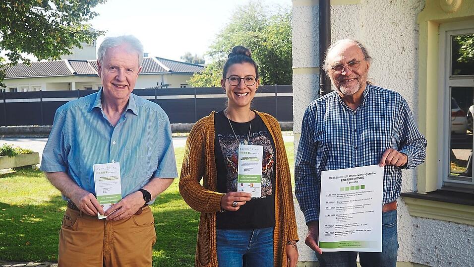 Dr. Ewald Hottenroth (Sprecher der Energie-AG), Christina Haindl und Bürgermeister Rolf-Peter Holzleitner stellen das neue Programm vor.