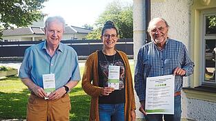 Dr. Ewald Hottenroth (Sprecher der Energie-AG), Christina Haindl und Bürgermeister Rolf-Peter Holzleitner stellen das neue Programm vor.
