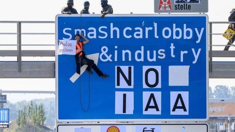 Ein Aktivist bei einer Banneraktion an einer Schilderbr&uuml;cke &uuml;ber der Autobahn A9 bei F&uuml;rholzen in Fahrtrichtung M&uuml;nchen.