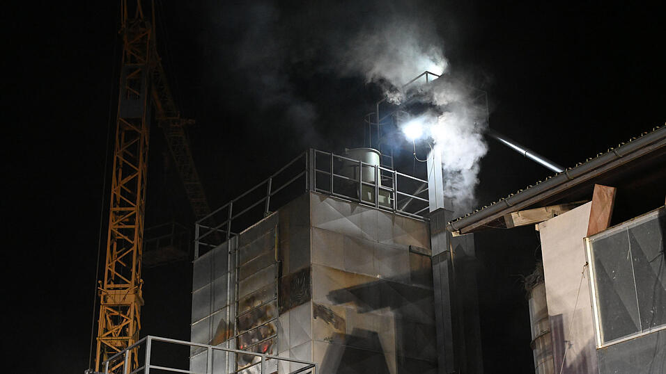 Der Brand brach am frühen Morgen in der Maistrocknungsanlage aus.