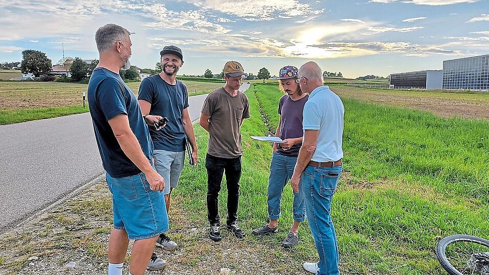 Immer wieder trifft sich das Planungsteam, wie hier im Sommer 2025. Nur das Fahrrad, das liegt weiterhin ungenutzt in der Ecke. Laut der Gemeinde soll sich das dieses Jahr endlich &auml;ndern und die R&auml;der sollen rollen.