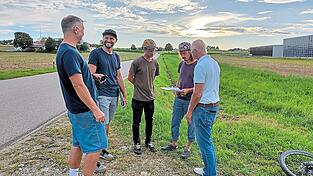 Immer wieder trifft sich das Planungsteam, wie hier im Sommer 2025. Nur das Fahrrad, das liegt weiterhin ungenutzt in der Ecke. Laut der Gemeinde soll sich das dieses Jahr endlich &auml;ndern und die R&auml;der sollen rollen.
