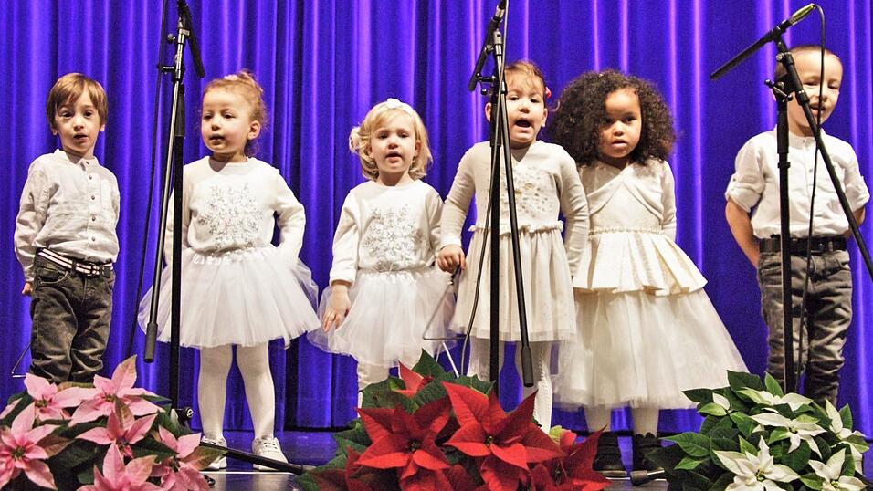 Die Allerkleinsten waren bei der Weihnachtsfeier die Allergrößten auf der Bühne. Die Allerkleinsten waren bei der Weihnachtsfeier die Allergrößten auf der Bühne.