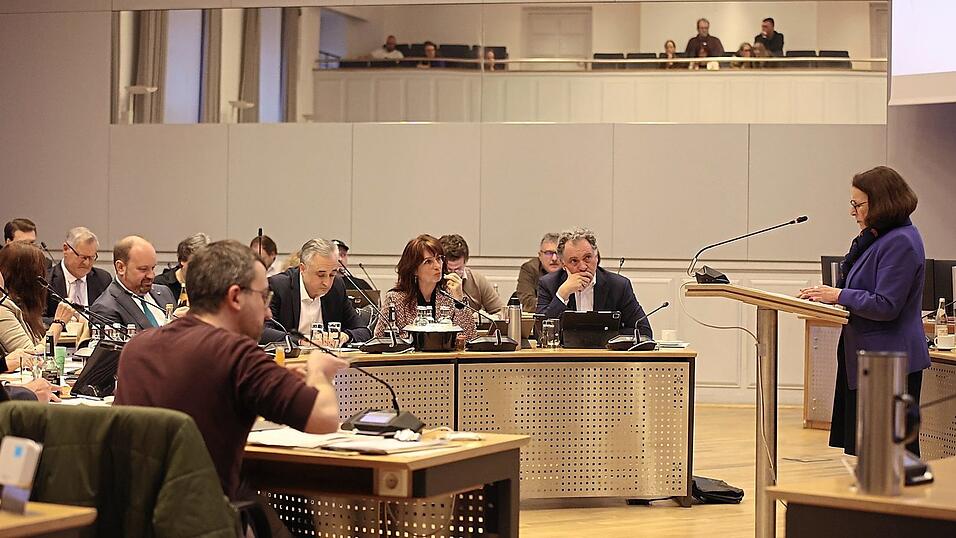 Stadtr&auml;tin Kerstin Radler (Zweite von rechts) hatte beantragt, angesichts der fortgeschrittenen Zeit auf die Haushaltsreden zu verzichten.