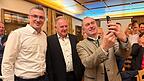 Ein Selfie mit dem Parteichef: Hubert Aiwanger gratulierte noch am Wahlabend den beiden Stichwahlsiegern Dennis Diermeier (li.) und Christian Nerb (Mitte) pers&ouml;nlich.