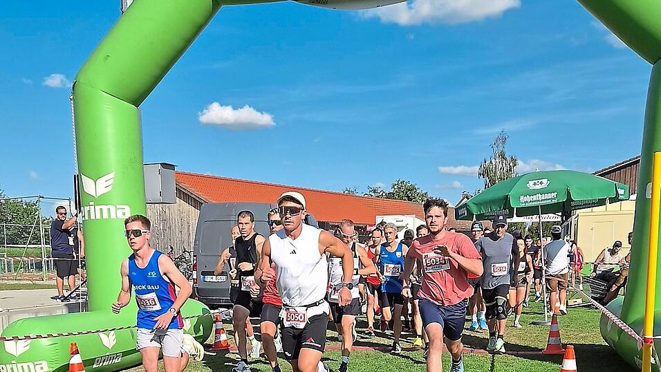 Start des Zehn-Kilometer-Laufes zum Volksfestlauf. Insgesamt 320 Teilnehmer gingen in den verschiedenen Wettbewerben an den Start Start des Zehn-Kilometer-Laufes zum Volksfestlauf. Insgesamt 320 Teilnehmer gingen in den verschiedenen Wettbewerben an den Start
