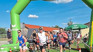 Start des Zehn-Kilometer-Laufes zum Volksfestlauf. Insgesamt 320 Teilnehmer gingen in den verschiedenen Wettbewerben an den Start Start des Zehn-Kilometer-Laufes zum Volksfestlauf. Insgesamt 320 Teilnehmer gingen in den verschiedenen Wettbewerben an den Start