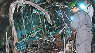 Die Inspektion von Überresten der verbrannten Tunnel-Gletscherbahn am Kitzsteinhorn bei Kaprun. Am 11. November jährt sich der Seilbahnbrand mit 155 Toten zum zwanzigsten Mal. Die Inspektion von Überresten der verbrannten Tunnel-Gletscherbahn am Kitzsteinhorn bei Kaprun. Am 11. November jährt sich der Seilbahnbrand mit 155 Toten zum zwanzigsten Mal.