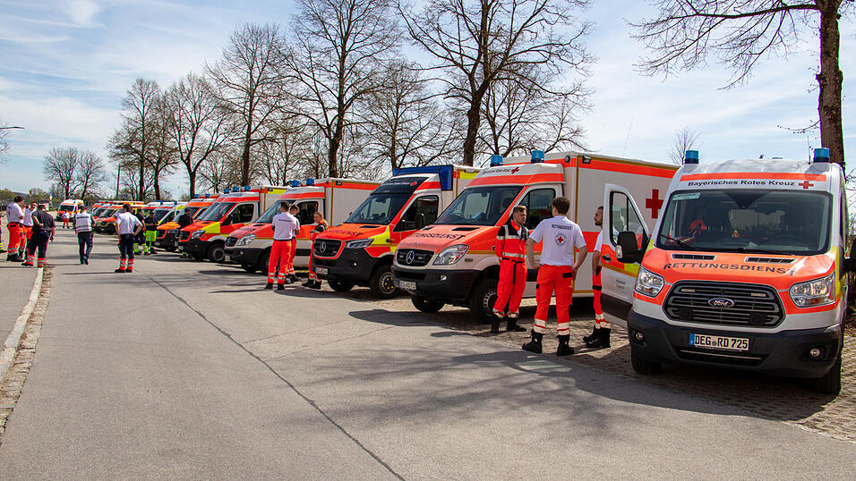 In einer Tiefgarage in Niederalteich hat es am Samstagnachmittag gebrannt. Ein nahes Pflegeheim musste deswegen evakuiert werden. In einer Tiefgarage in Niederalteich hat es am Samstagnachmittag gebrannt. Ein nahes Pflegeheim musste deswegen evakuiert werden.