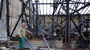 Gärtnermeister Stefan Seubert vor seiner ausgebrannten Lagerhalle. Gärtnermeister Stefan Seubert vor seiner ausgebrannten Lagerhalle.