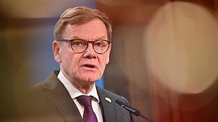 Laut Außenminister Wadephul hat Deutschland einer UNWRA-Mandatsverlängerung in New York erstmals nicht zugestimmt. Laut Außenminister Wadephul hat Deutschland einer UNWRA-Mandatsverlängerung in New York erstmals nicht zugestimmt.