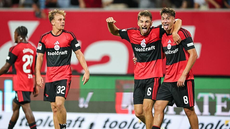Die Nürnberger hatten bei ihrem Flutlichtspiel beste Laune. Die Nürnberger hatten bei ihrem Flutlichtspiel beste Laune.