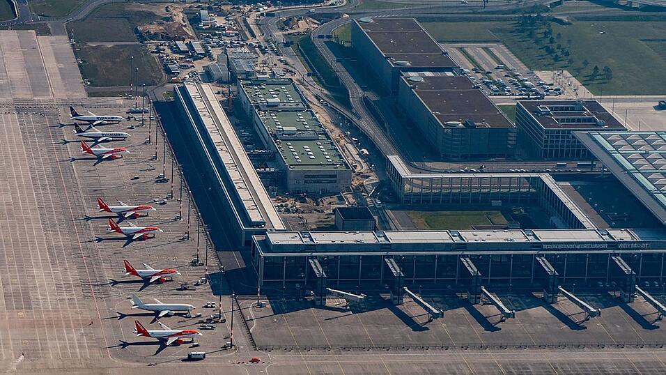 Der künftige Hauptstadtflughafen BER. Am 31. Oktober soll er den Betrieb aufnehmen. Mal wieder. Der künftige Hauptstadtflughafen BER. Am 31. Oktober soll er den Betrieb aufnehmen. Mal wieder.