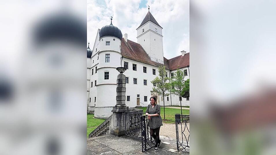 Marion Schmid am Schloss Alteglofsheim - dem Sitz des Verbands für Popkultur in Bayern. Marion Schmid am Schloss Alteglofsheim - dem Sitz des Verbands für Popkultur in Bayern.