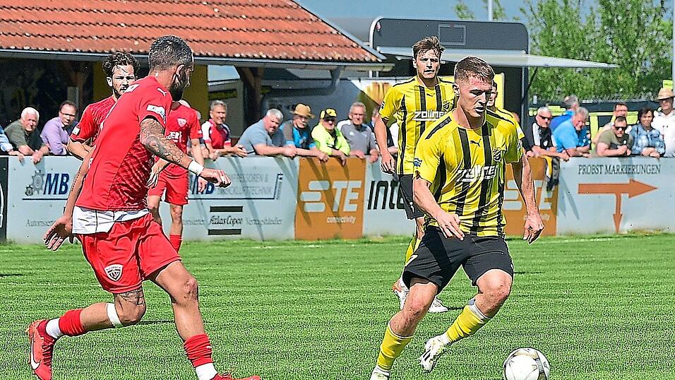 Benedikt Fischer (am Ball) erzielt die zwischenzeitliche 2:1-Führung für die DJK Vilzing.