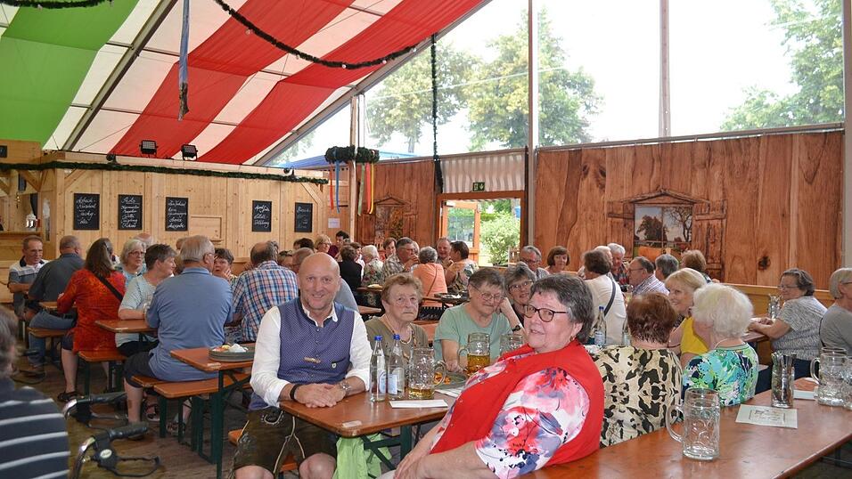 Mit den B&uuml;rgern aus der Marktgemeinde, die &uuml;ber 65 Jahre alt sind, stie&szlig; der B&uuml;rgermeister auf den Seniorennachmittag beim Volksfest an.