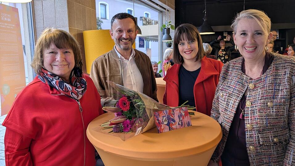 K&uuml;nstlerin Erna Blaschko-Walbrun, B&uuml;rgermeister Markus Hofmann, Laudatorin Marion Abate, Stadtmarketing-Vorsitzende Carola H&ouml;cherl-Neubauer (v.l.)
