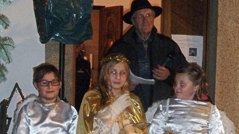 Mit dem Christkind sowie den Engeln er&ouml;ffnete Xaver Betz vom F&ouml;rderverein den Adventsmarkt.