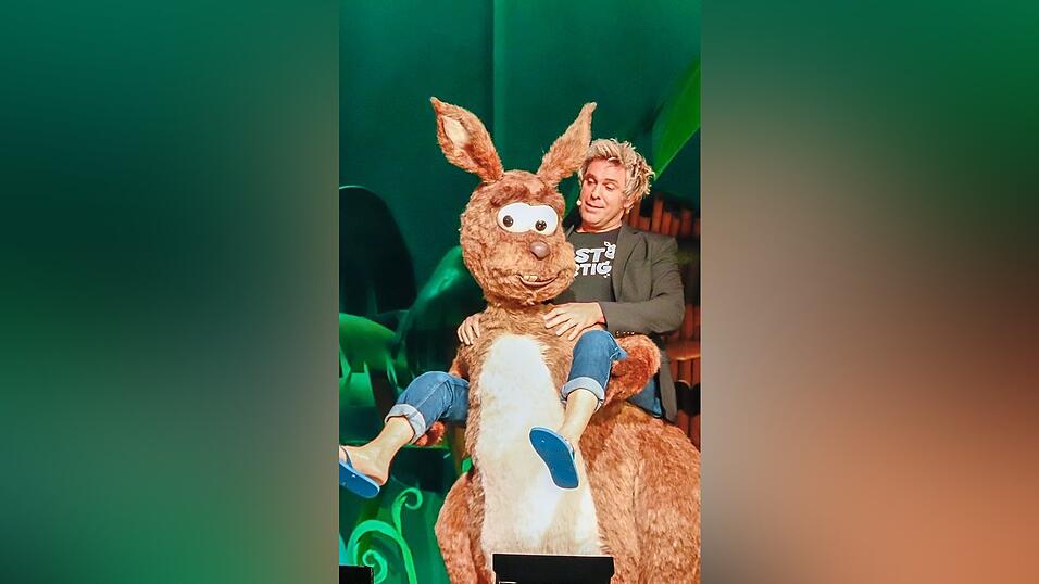 Auf Känguru Achim Spironsik ritt der Star nach der Pause auf die Bühne.