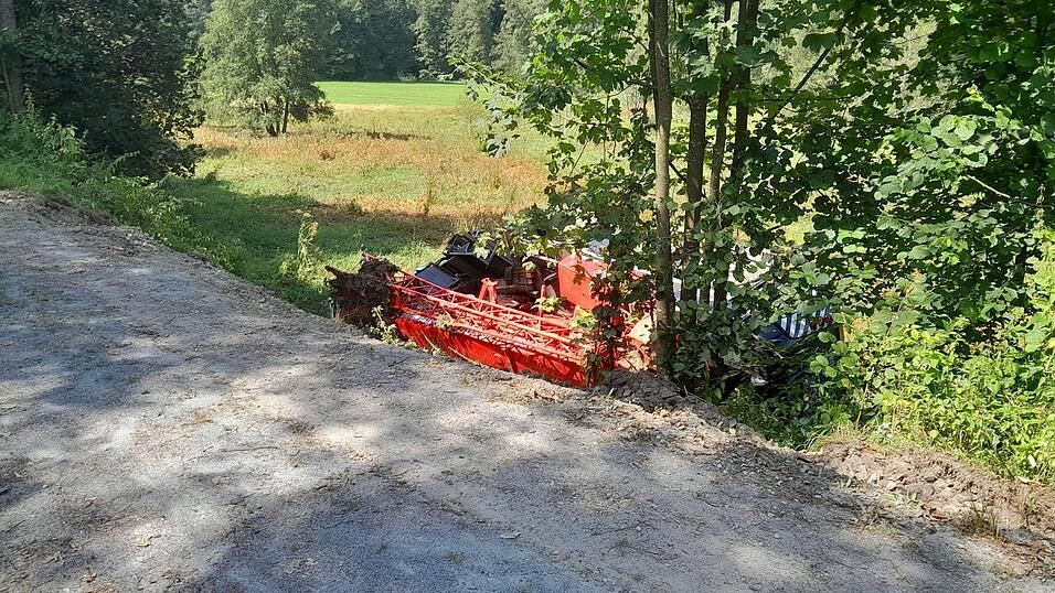 In der Gemeinde Rattenberg ist am Donnerstag ein Kranwagen abgestürzt. In der Gemeinde Rattenberg ist am Donnerstag ein Kranwagen abgestürzt.
