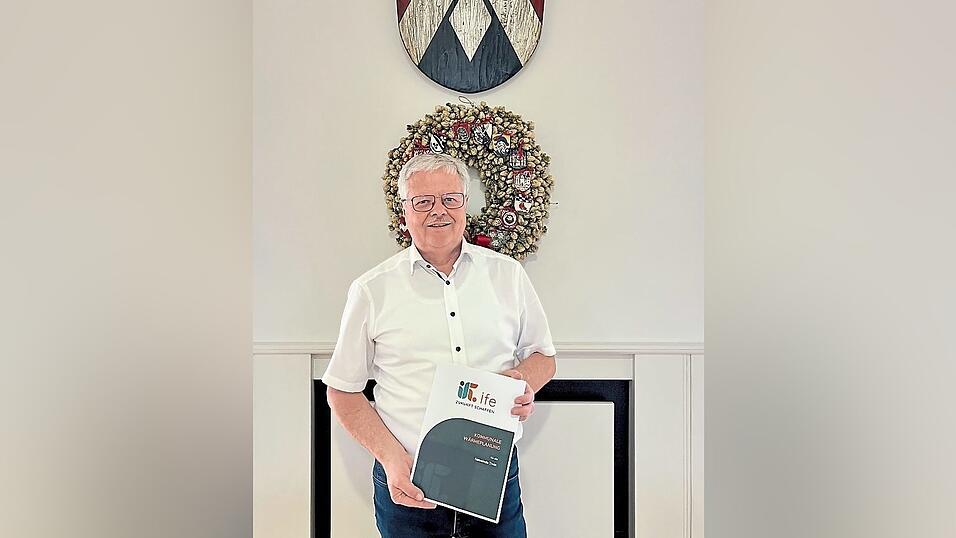 Bürgermeister Gerhard Zeitler mit dem Wärmeplan für die Gemeinde Train.