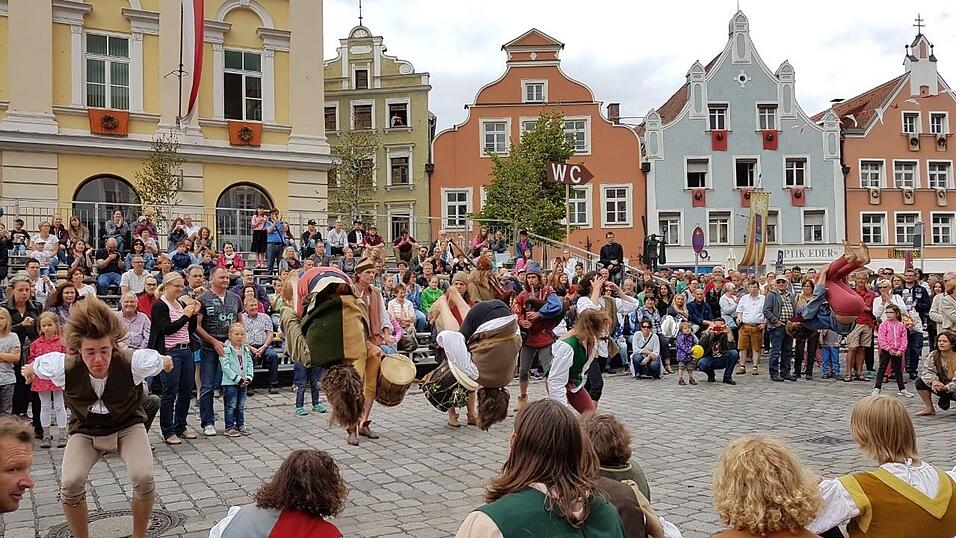 Hier vermischen sich Mittelalter und Moderne: Da flanieren Fürsten zwischen den Landshutern und ihren Gästen aus aller Welt, hört man an allen Ecken und Enden Trumetenklänge und kann man ins Gespräch mit Rittern und Gauklern kommen Hier vermischen sich Mittelalter und Moderne: Da flanieren Fürsten zwischen den Landshutern und ihren Gästen aus aller Welt, hört man an allen Ecken und Enden Trumetenklänge und kann man ins Gespräch mit Rittern und Gauklern kommen