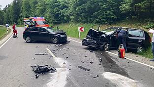 Zwei Fahrzeuge stoßen bei Baierberg frontal zusammen.