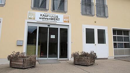 Seit Ende September ist das Sozialkaufhaus in der Ruselstra&szlig;e geschlossen. Nur noch das Schild &uuml;ber dem Eingang ist &uuml;brig geblieben.