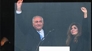 Reza Pahlavi, Sohn des gest&uuml;rzten iranischen Schahs Mohammad Reza Pahlavi, spricht mit seiner Frau Yasmine Pahlavi bei einer Gro&szlig;demonstration in M&uuml;nchen gegen das iranische Regime.