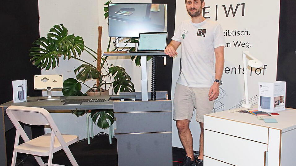 Philipp Schendt von der Wiesenter Firma Elements of mit dem Multifunktionsschreibtisch. Links im ausgefahrenen Zustand, rechts im eingeklappten.
