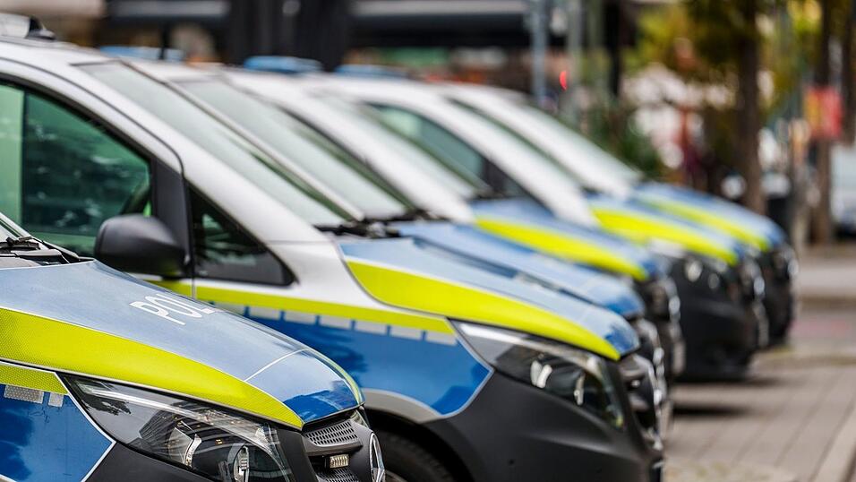 Ermittlungen gegen Polizisten: Unter anderem wegen des Verdachts der Körperverletzung im Amt gegen 17 Beamte in Frankfurt am Main sind mehrere Dienststellen und Wohnungen durchsucht worden.