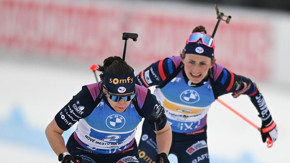 Julia Simon (l) darf nach dem Kreditkartenbetrug an ihrer Teamkollegin Justine Braisaz-Bouchet (r) bei Olympia teilnehmen. (Archivbild) Julia Simon (l) darf nach dem Kreditkartenbetrug an ihrer Teamkollegin Justine Braisaz-Bouchet (r) bei Olympia teilnehmen. (Archivbild)