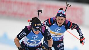 Julia Simon (l) darf nach dem Kreditkartenbetrug an ihrer Teamkollegin Justine Braisaz-Bouchet (r) bei Olympia teilnehmen. (Archivbild) Julia Simon (l) darf nach dem Kreditkartenbetrug an ihrer Teamkollegin Justine Braisaz-Bouchet (r) bei Olympia teilnehmen. (Archivbild)