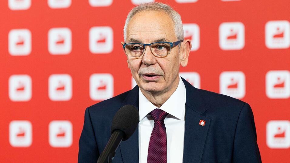 IG-BCE-Chef Michael Vassiliadis warnt vor einem Kahlschlag, etwa in der Chemieindustrie (Archivbild)