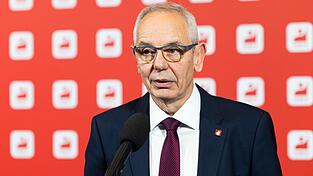 IG-BCE-Chef Michael Vassiliadis warnt vor einem Kahlschlag, etwa in der Chemieindustrie (Archivbild)