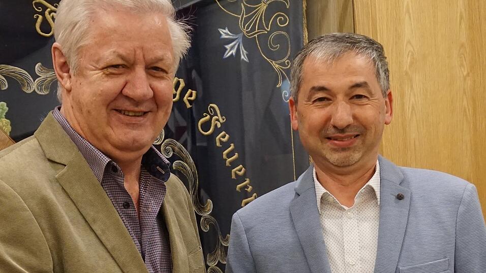 Jederzeit f&uuml;r jede Situation ger&uuml;stet sein, diesen Ratschlag bekam Thomas Schmalzl (rechts) von seinem Amtsvorg&auml;nger Josef Peutler.