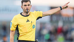 Felix Grund ist seit elf Jahren Schiedsrichter. Und weiß genau, wie er seinen Job ausüben will: „Mir ist wichtig, nahbar zu sein, gleichzeitig aber auch konsequent“, beschreibt der 25-Jährige.