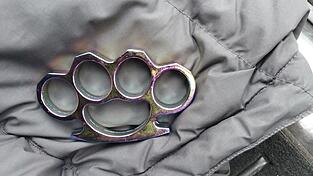 Die Beamten entdeckten den Schlagring in der Jacke. 
