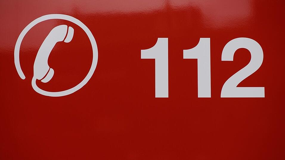 Weil die Frau hilflos wirkt, r&uuml;ckten die Kr&auml;fte aus. (Symbolbild)