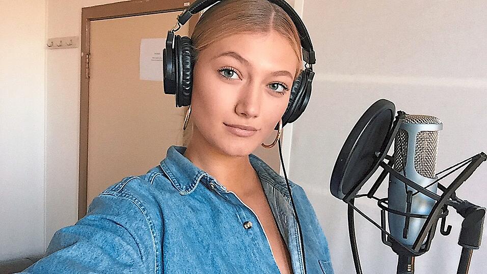 Die Studios sind zu Leonys Heimat geworden. Stundenlang feilt sie dort mit ihrem Team an den Songs und singt sie ein.