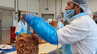 Uguz stellt in Landau Dönerspieße für Imbisse in einem Umkreis von 200 Kilometern her.