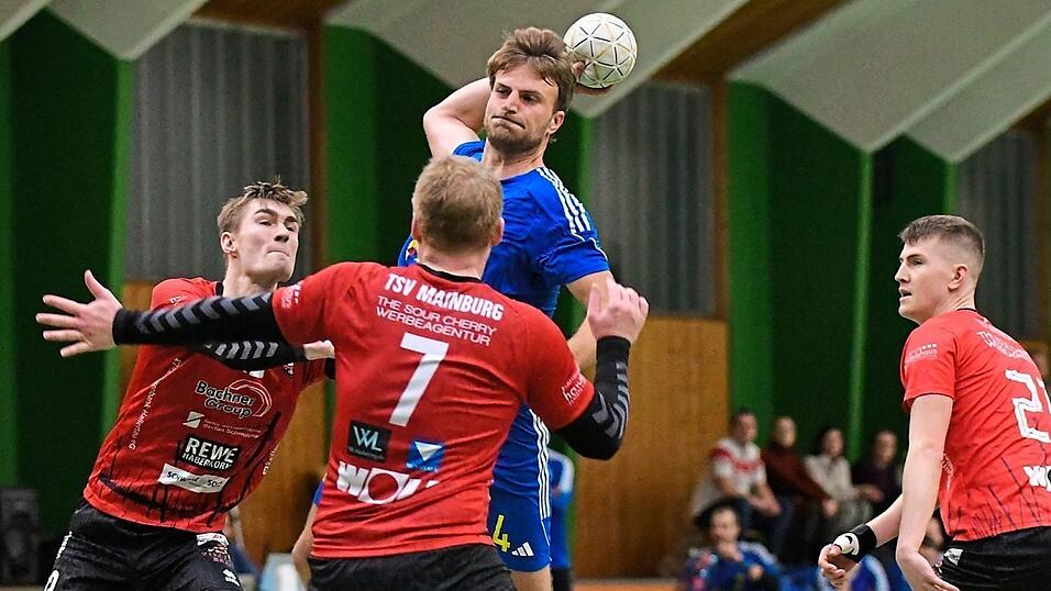Ein starker Mettener Rückraum um David Huml (in Blau) bezwingt Mainburg im Niederbayern-Derby.